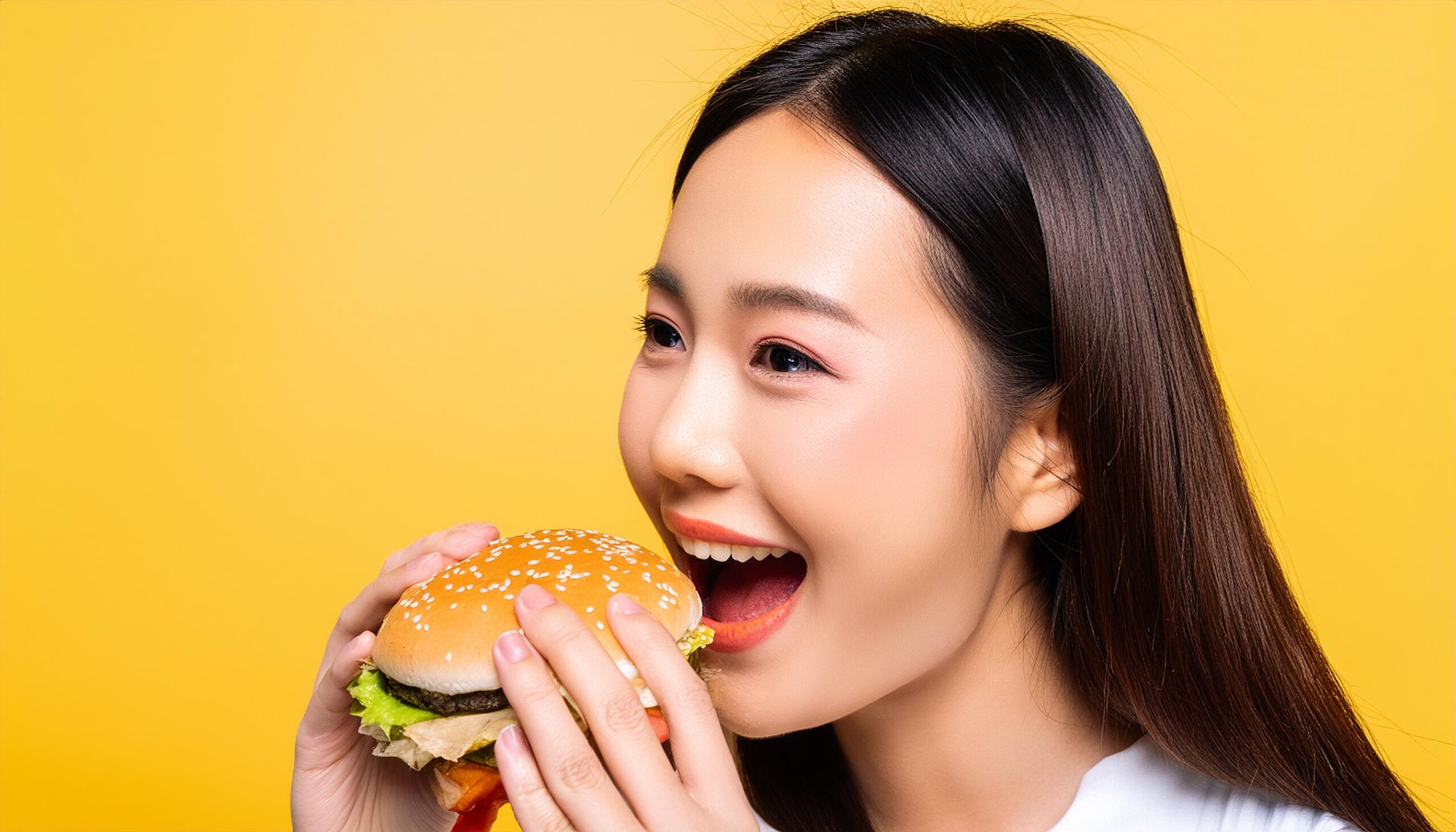 ハンバーガーを食べる日本人女性