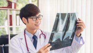 X線写真を確認する男性医師