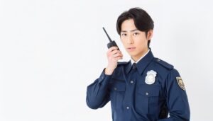 無線機を持つ警戒中の男性警察官