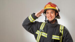 敬礼する消防士の男性
