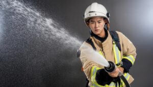 ホースを使って消火する消防士