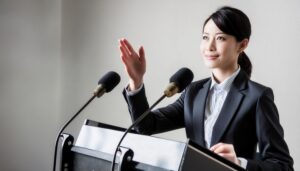 マイクを前にスピーチする女性リーダー