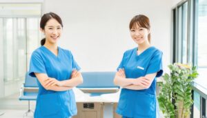 笑顔で立つ二人の女性介護士