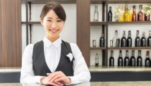 笑顔で接客する女性バーテンダー
