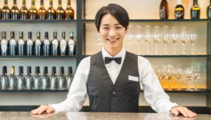 スマートな男性バーテンダーの笑顔