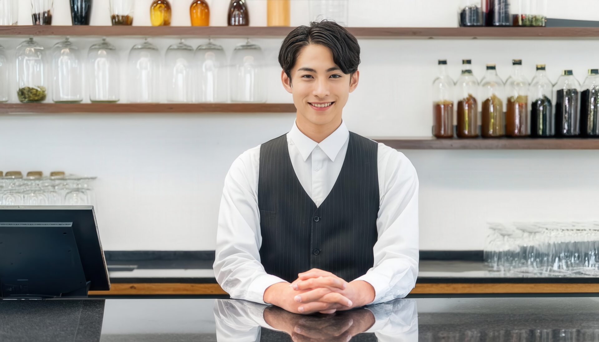 清潔感のある男性バーテンダーの接客