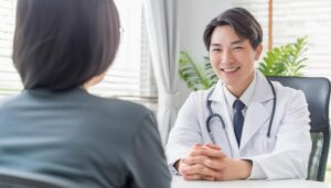 笑顔で患者と向き合う男性医師