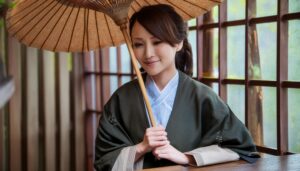 和傘を持つ着物姿の女性