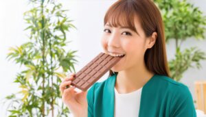 チョコレートを食べるロングヘアの女性