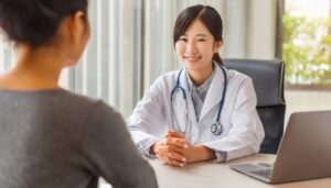 女性医師と患者の対話