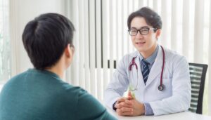 メガネをかけた男性医師の診察