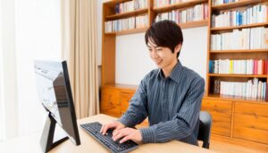 自宅でパソコン作業をする男性