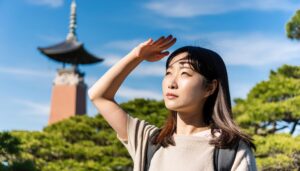 お寺の風景の中で空を見上げる女性