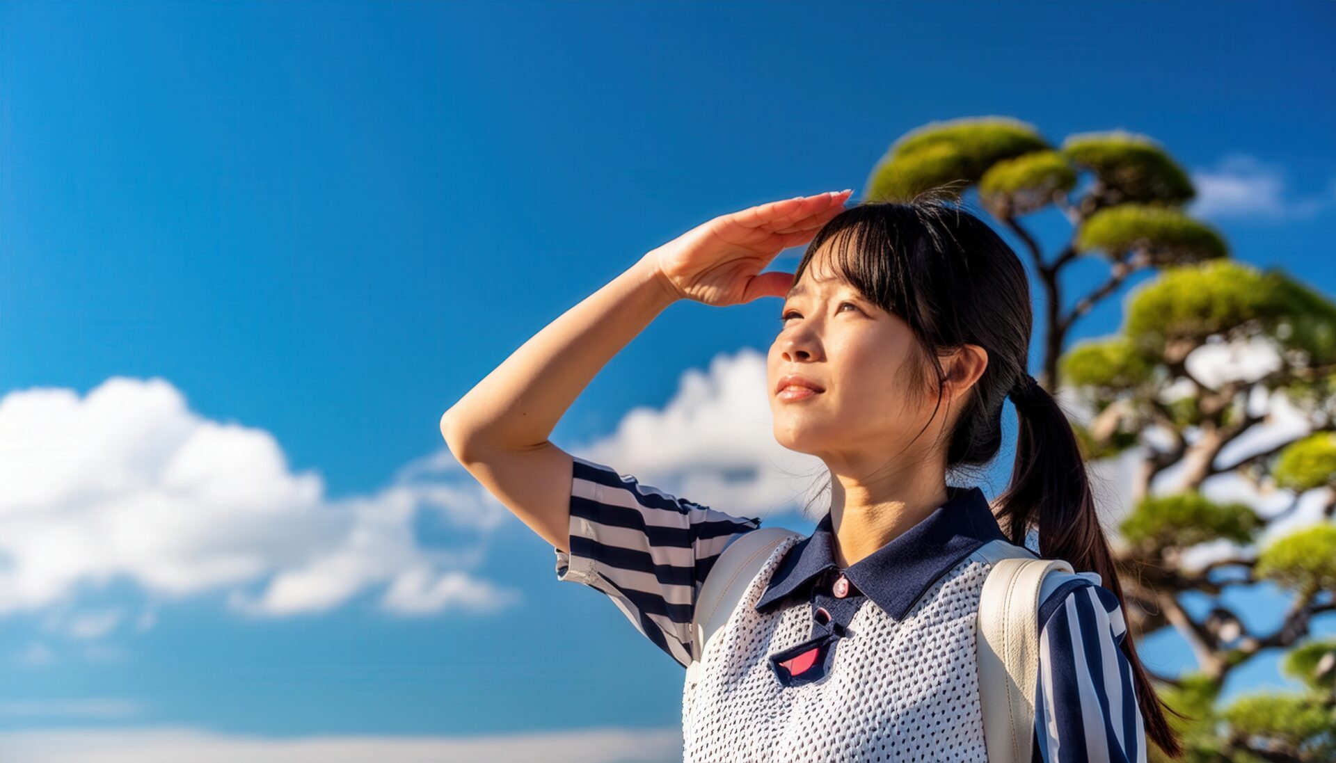 青空を見上げる日本人女性