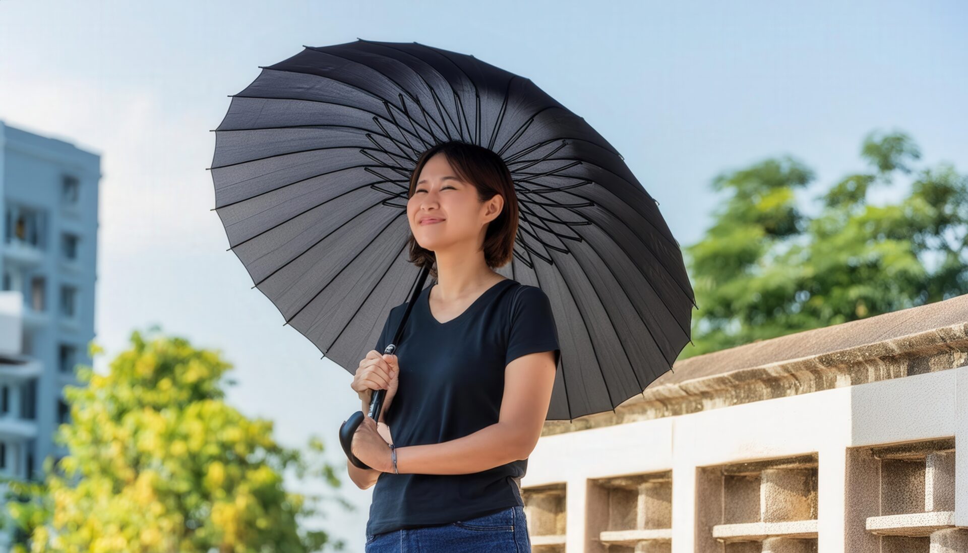 黒い日傘を持つ笑顔の女性