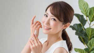 手にクリームを塗る女性