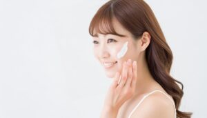 頬にクリームを塗る人物