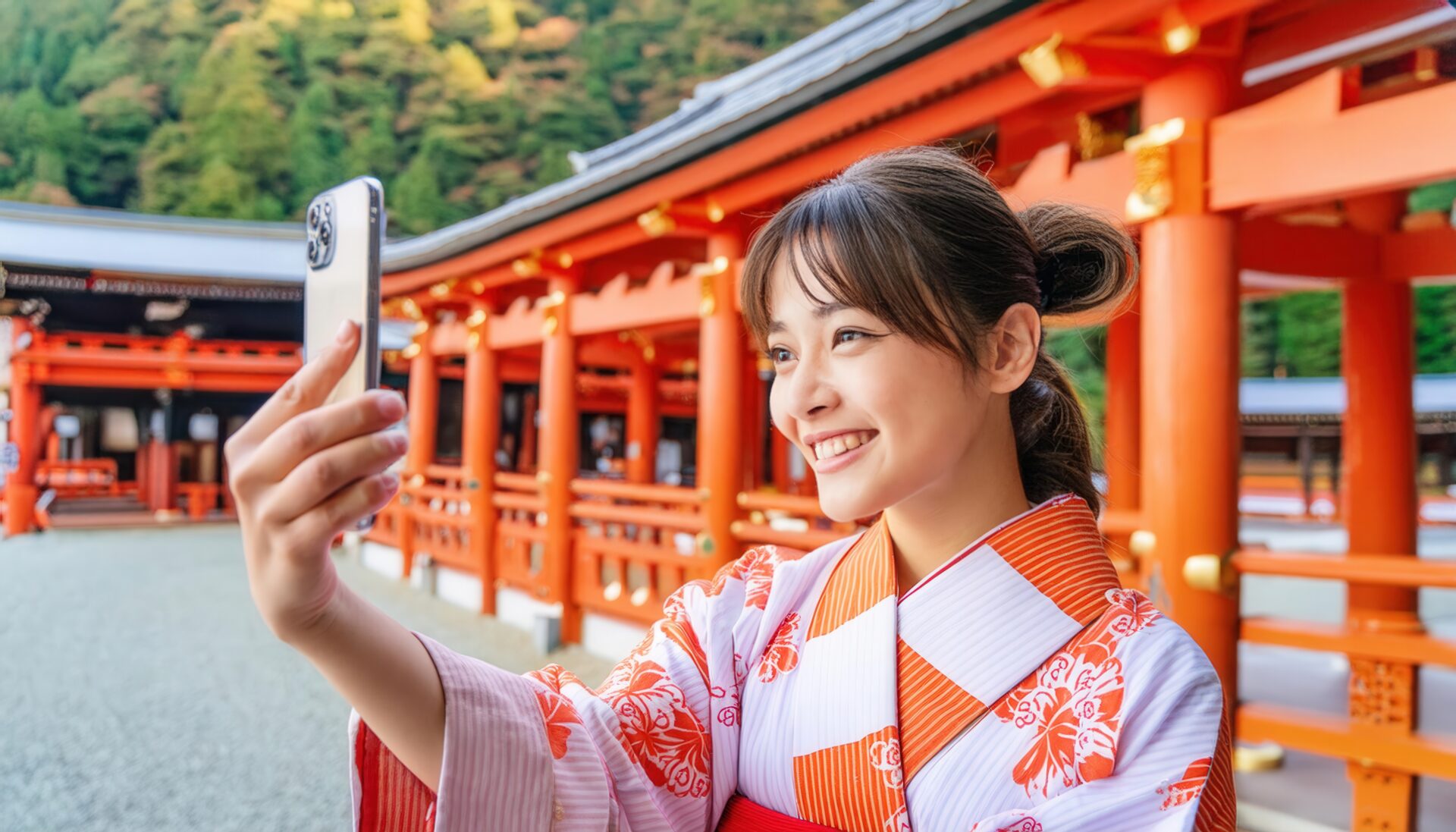 神社で自撮りをする笑顔の女性