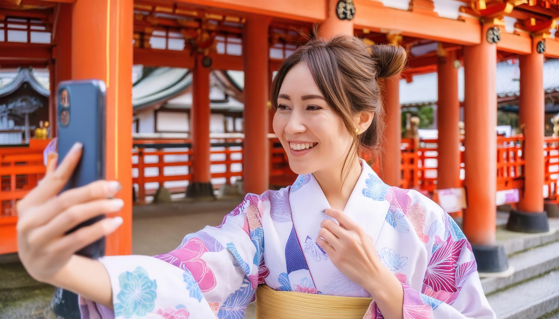 神社で微笑みながら自撮りを楽しむ女性