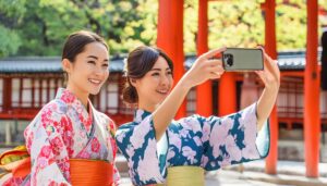神社で自撮りを楽しむ着物姿の2人組