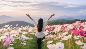 コスモス畑で喜びを表現する女性