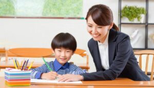 子供と笑顔で学びを楽しむ女性教師