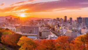 秋の夕焼けに包まれる街並み