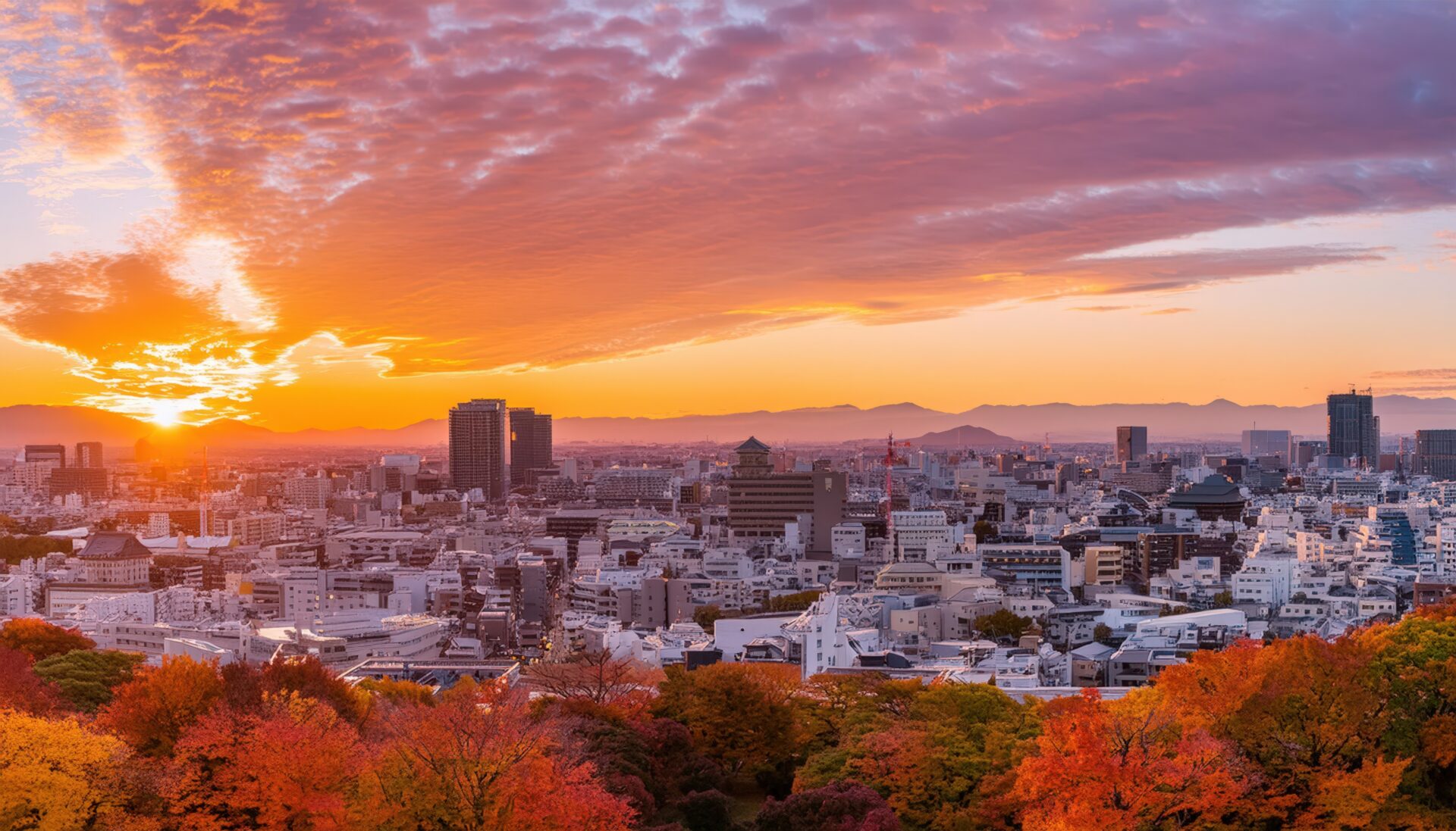 秋の夕焼けが広がる都市パノラマ