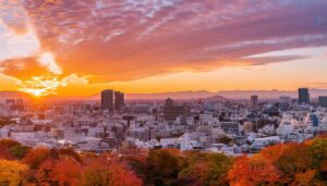 秋の夕焼けが広がる都市パノラマ