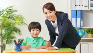 子供を優しく指導する女性先生