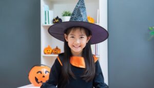 ハロウィンの仮装を楽しむ魔女の子供