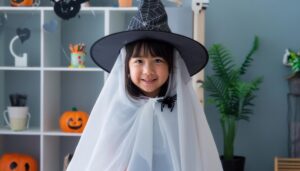 魔女とゴーストに仮装した子供の笑顔