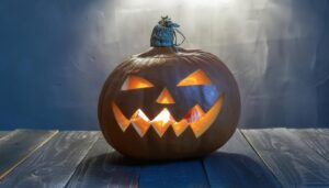 暗い部屋に浮かぶジャック・オー・ランタン