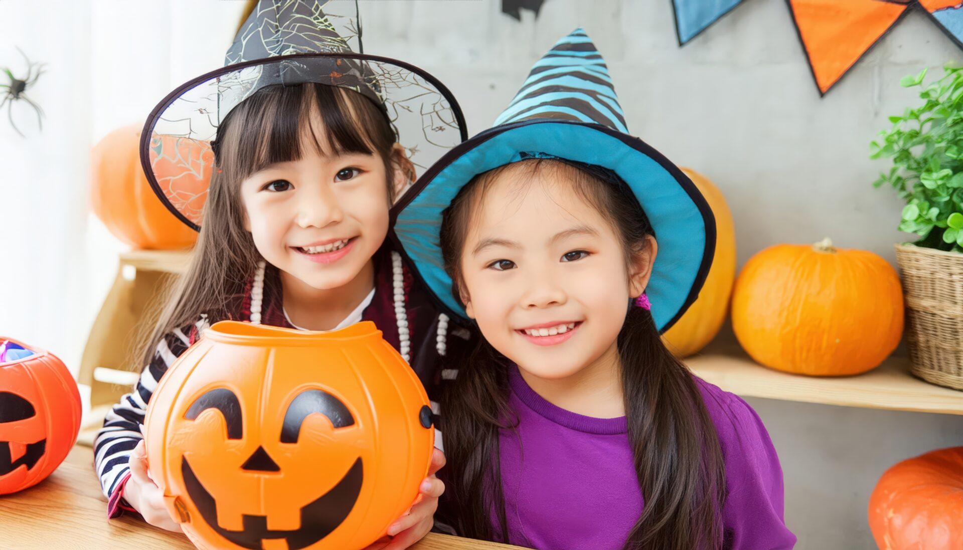 ハロウィンの仮装を楽しむ2人の子供