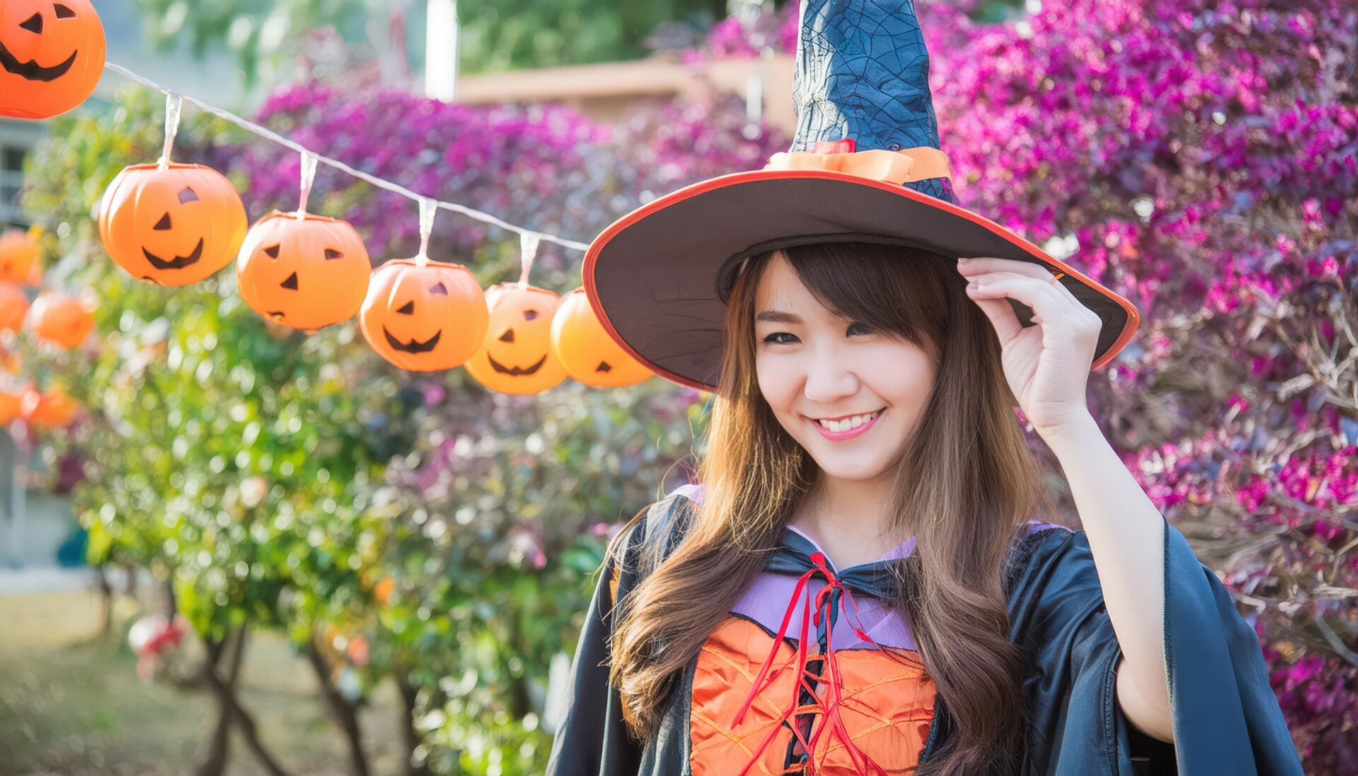 ハロウィンの魔女仮装を楽しむ女性