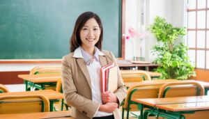 教室で微笑む女性先生