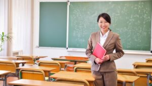 黒板の前に立つ女性先生