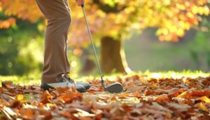 紅葉の中でゴルフクラブを持つ男性の足元