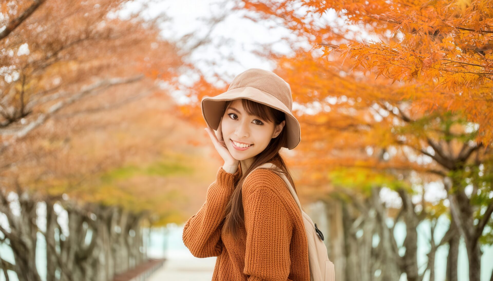 紅葉の並木道で微笑む女性