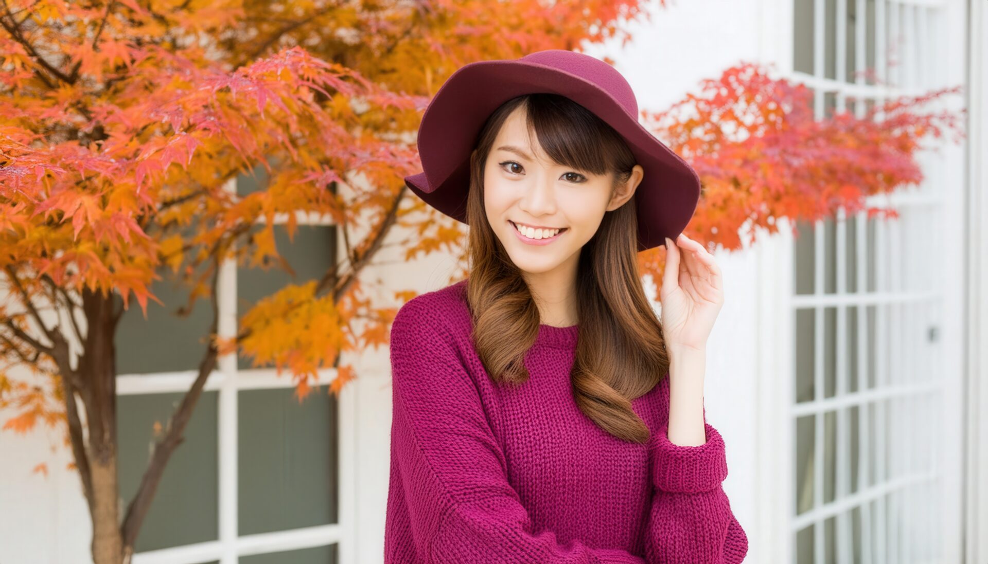 紅葉の木の前で笑顔の女性