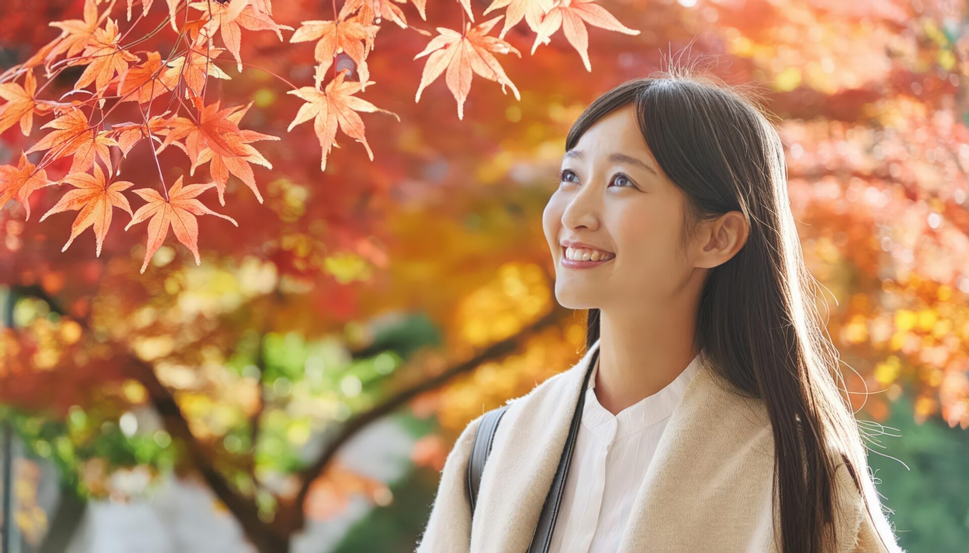 鮮やかな紅葉を見上げる女性