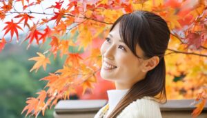 紅葉に囲まれた微笑む女性