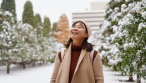 雪景色を見上げる笑顔の女性