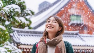 雪の中の寺院と笑顔の女性
