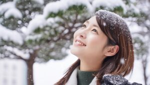 雪に包まれた公園で微笑む女性