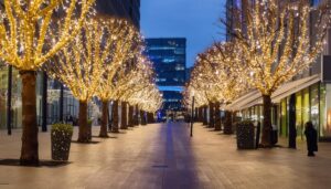 光輝く並木道の冬の夜景