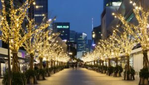 ライトアップされた街路樹の夜景