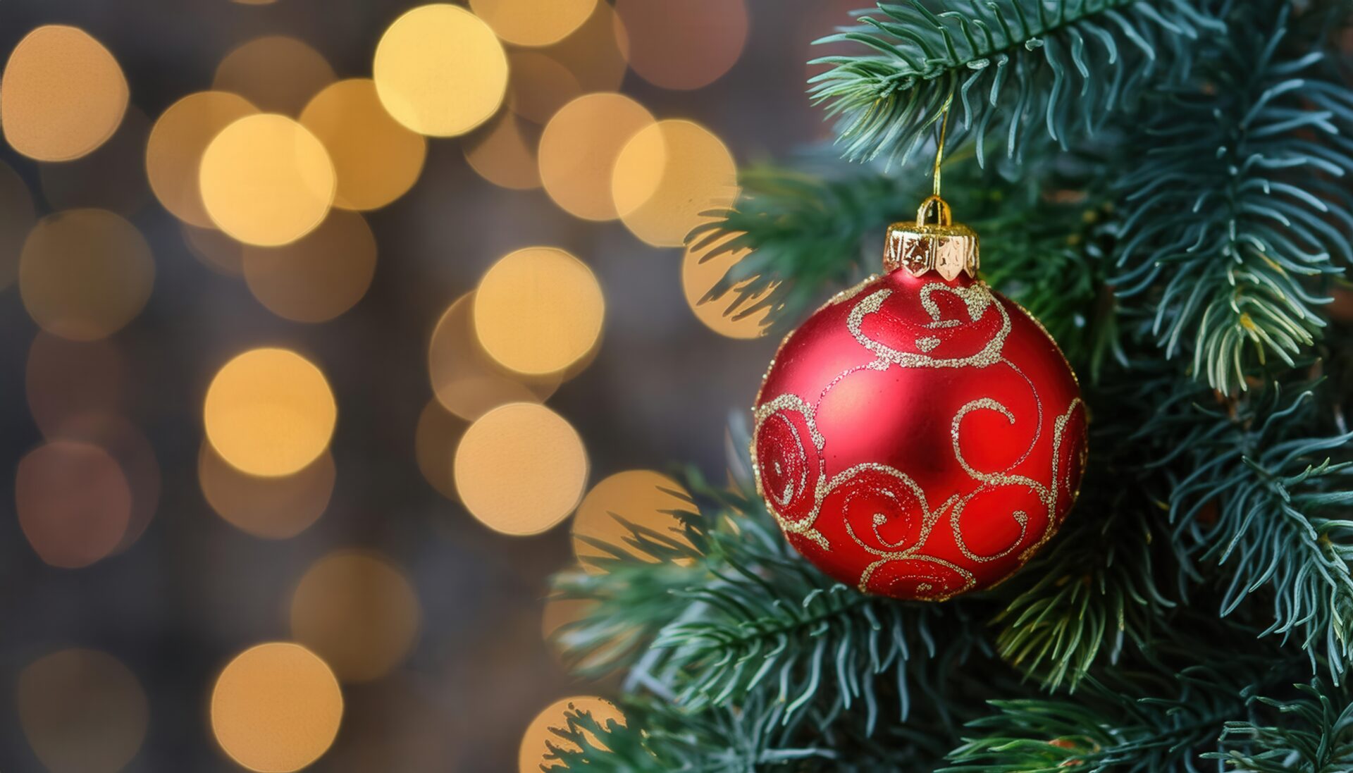 金色の模様付き赤いオーナメント