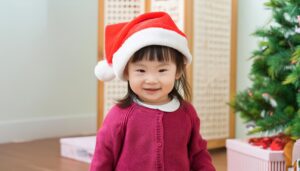 サンタ帽を被った子供（室内）