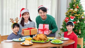 家族がクリスマスディナーを囲む（プレゼントと笑顔）
